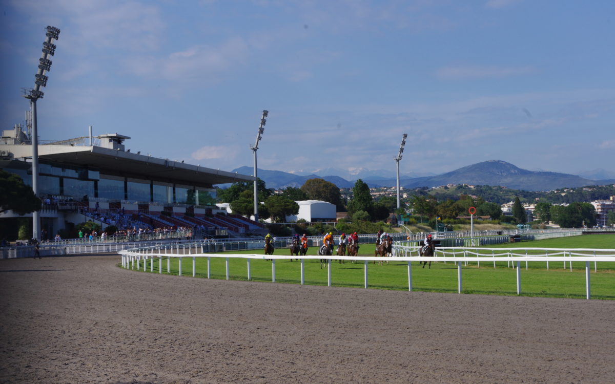 L'hippodrome de Cagnes sur mer est l'une des références en France. Pas moins de 80 réunions et près de 600 courses PMU rythment le calendrier des courses hippiques cagnoises.