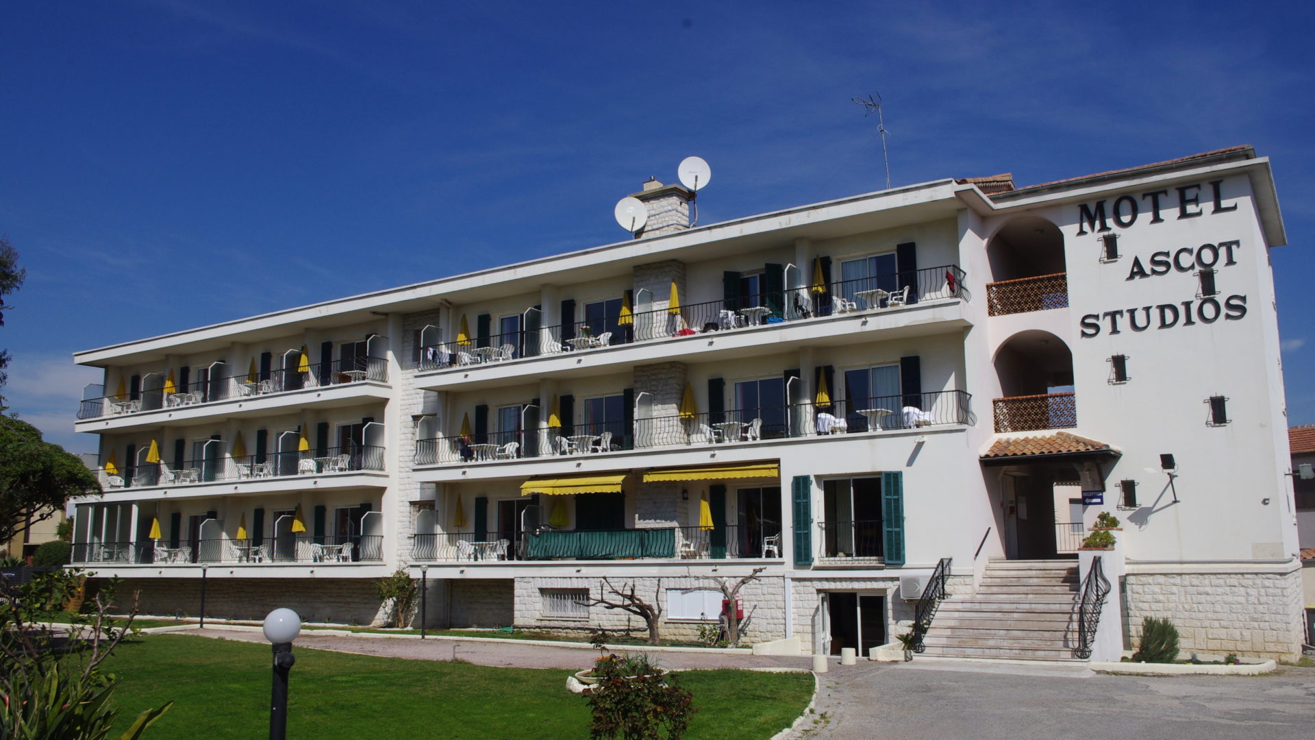 Le Motel Ascot, à 50 mètres des plages et au coeur de la Côte d'Azur