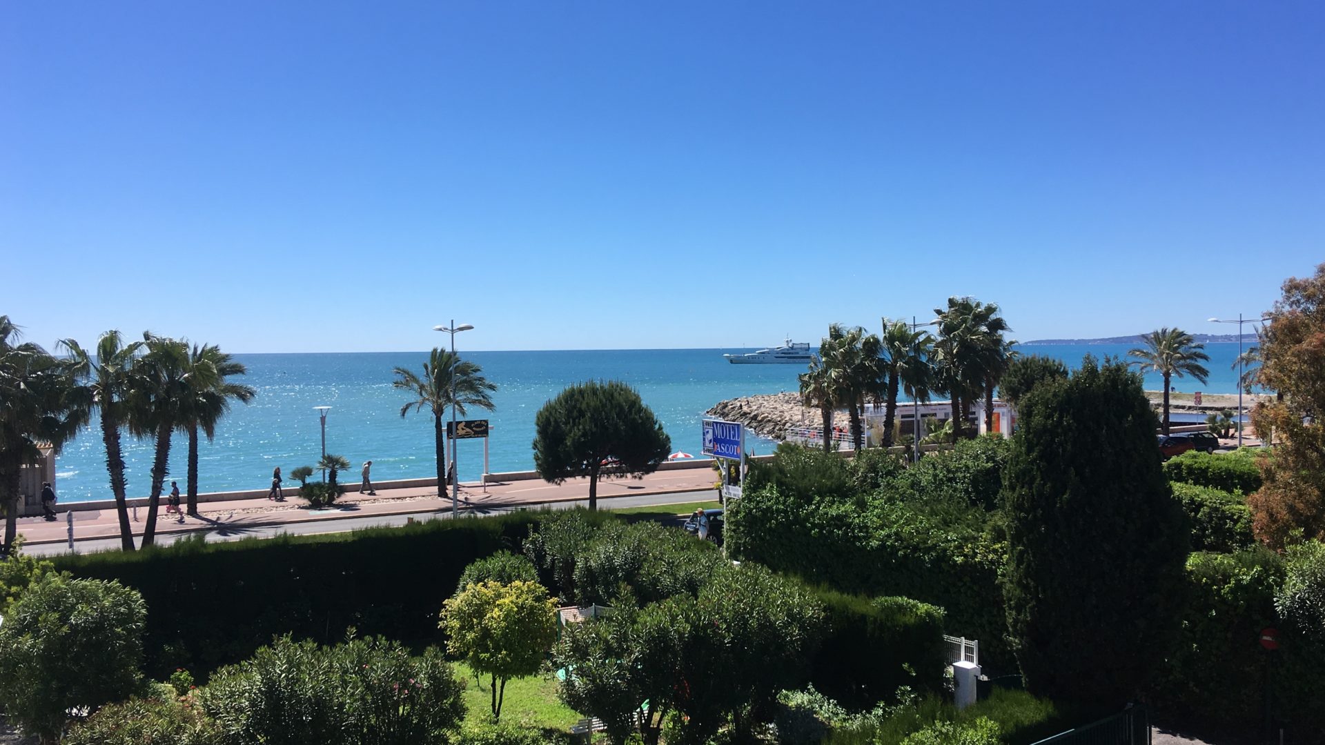 Point de vue sur la Méditérannée depuis le Motel Ascot