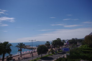 Des piétons se baladant au bord de mer de Cagnes sur mer lors des dimanches malins ensoleillés