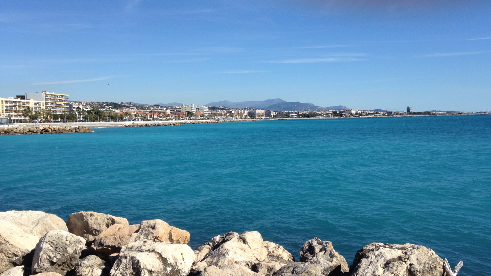 Vue sur toute la promenade de la plage de Cagnes sur mer