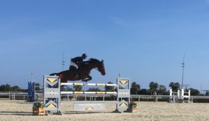 Magnifique saut d'un concurrent participant au GPA Jump Festival qui se déroule du 5 au 15 octobre 2017