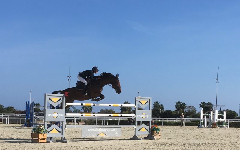 Magnifique saut d'un concurrent participant au GPA Jump Festival qui se déroule du 5 au 15 octobre 2017