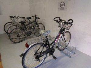Emplacements pour vélo placé dans un garage fermé à clé 