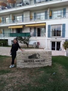 Irina Bara devant le Motel Ascot
