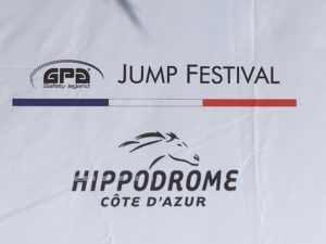 Photocall blanc soulignant l'association entre le JPA Jump Festival et l'hippodrome de Cagnes