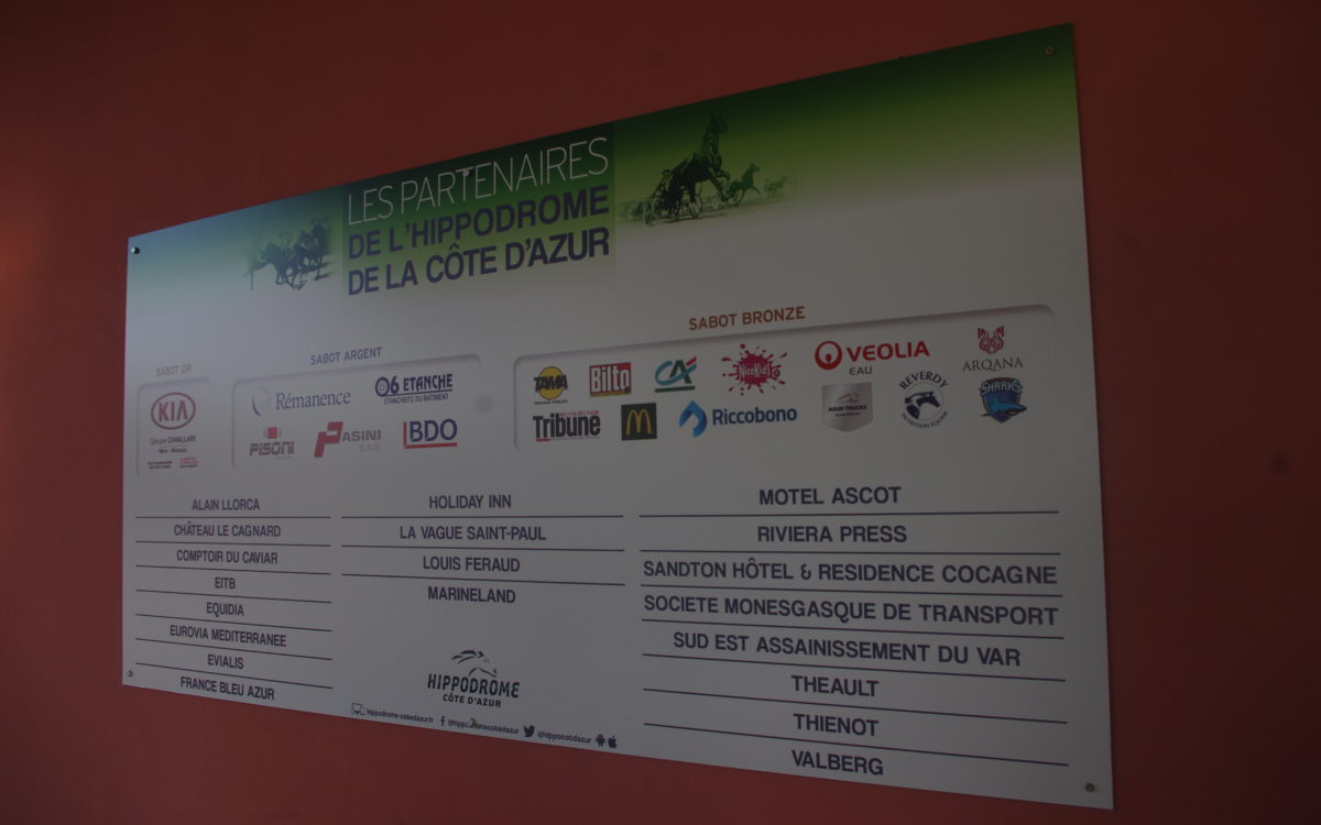Panneau où est inscrit les partenaires de l'hippodrome de la Côte d'Azur