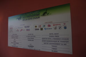 Panneau où est inscrit les partenaires de l'hippodrome de la Côte d'Azur