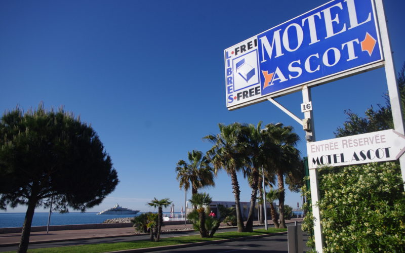 Le Motel Ascot est situé en bord de mer de Cagnes