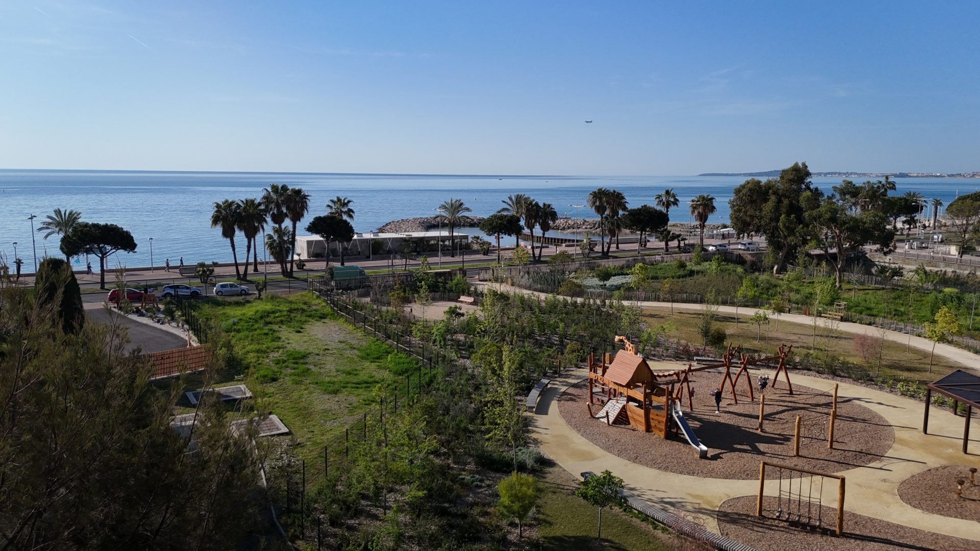 Face à la mer et au Parc de la Méditérannée