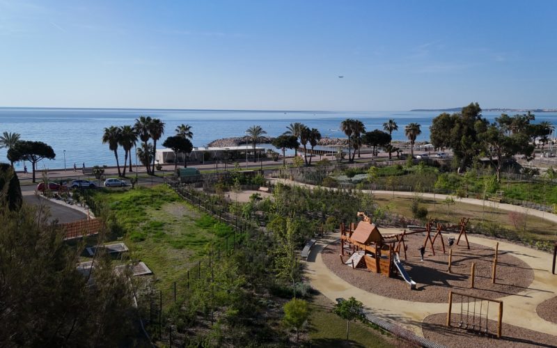 Face à la mer et au Parc de la Méditérannée