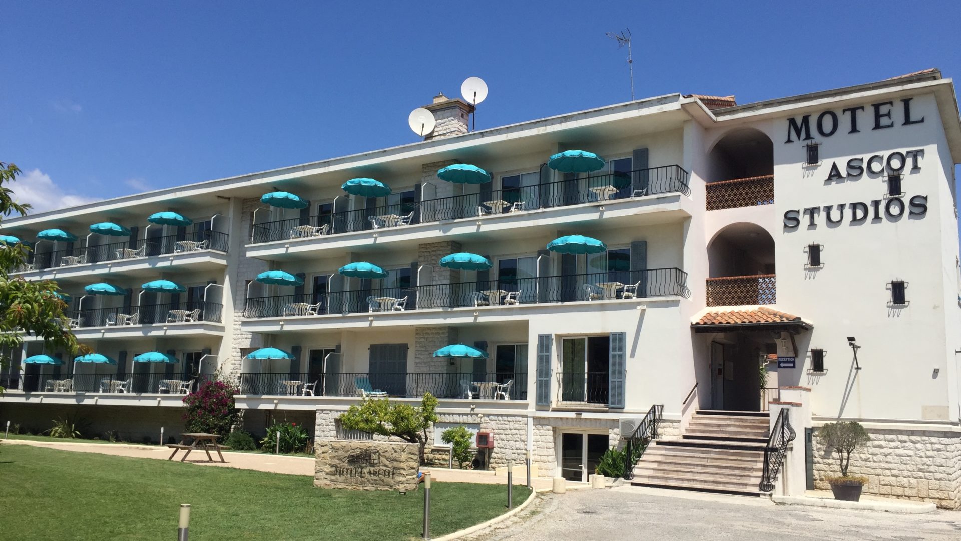 Façade du Motel Ascot avec les nouveaux parasols bleus