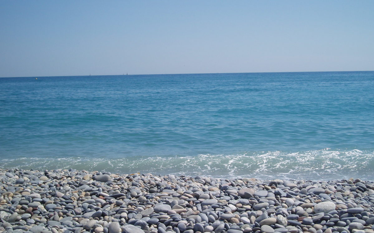 Plage de galets de Cagnes avec la mer en fond