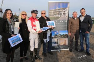 Photo prise aux balances de l'hippodrome de Cagnes-sur-mer après le prix du Motel Ascot