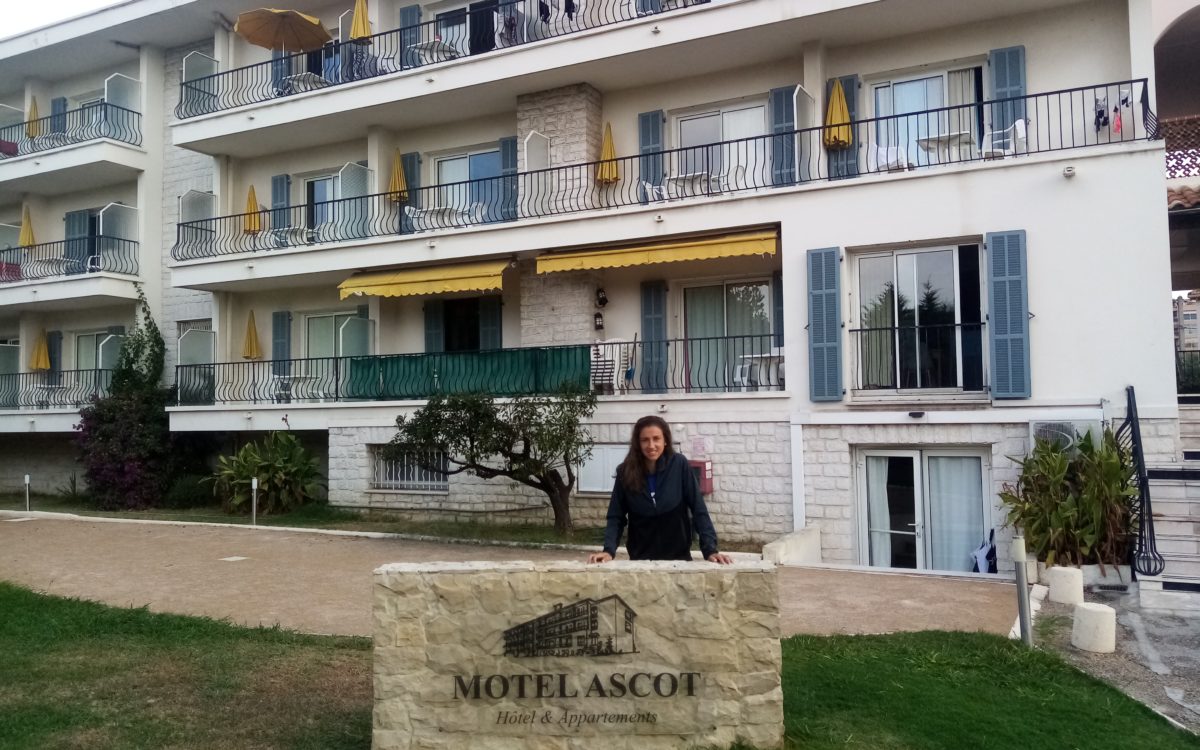 Sara Sorribes devant le Motel Ascot