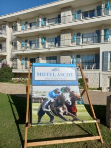 Transat dans le jardin avec l'affiche du prochain meeting de Courses