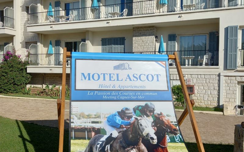 Transat dans le jardin avec l'affiche du prochain meeting de Courses