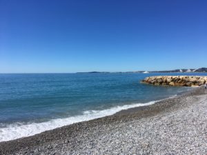 Plage de galets de Cagnes-sur-mer avec en point de mire de magnifiques yachts