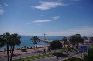 De nombreux se promènent sur le bord de Cagnes sur mer lors des dimanches malins