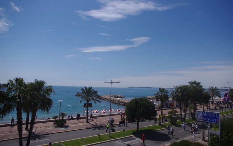 De nombreux se promènent sur le bord de Cagnes sur mer lors des dimanches malins