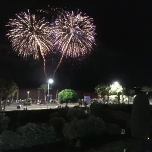 Feu d'artifice sur la promenade de la plage de Cagnes-sur-mer tout au long de l'été